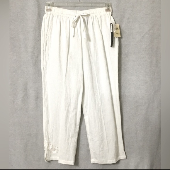 NWT~Club Z Collection White Capri Pants with Applique - Size Medium - Picture 1 of 8